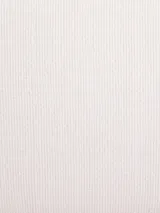 Cartera de hombro o cruzada Calvin Klein, color blanco, con textura de tejido en el exterior. Presenta un logo metálico frontal 'CK' y una correa convertible compuesta por una tira de material sintético y una cadena metálica plateada.