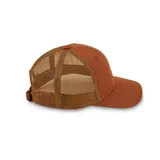 Gorro tipo trucker color beige con paneles traseros de malla marrón y parche bordado con diseño de montañas. Ajustable con visera curva. Fabricado con plástico reciclado.