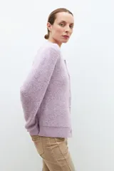 Cárdigan de punto bouclé color lavanda con botones.