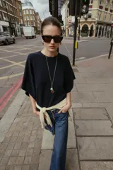 Jersey de punto con cuello redondo y mangas anchas tipo murciélago. Presenta un diseño de corte holgado con terminaciones en rib a tono en el cuello, puños y bajo.