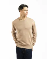 Sweater de punto liso color beige, con cuello redondo y puños y ruedo acanalados.