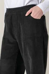 Pantalón de pana de algodón negro, de corte recto y holgado, con bolsillos laterales y traseros. Tiene elástico en la pretina trasera para mayor comodidad.