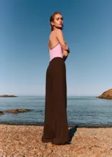 Pantalón de corte recto y tiro medio, confeccionado en una mezcla de lino y viscosa. Presenta cintura elástica con cordón ajustable, bolsillos laterales y diseño largo.