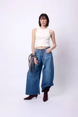 Pantalón de jean estilo wide leg, de tiro medio y corte holgado, confeccionado en denim de algodón.