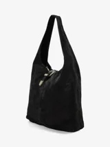 Cartera tipo hobo de diseño amplio y estructura flexible, confeccionada en gamuza color marrón con acabado desgastado. Cuenta con un asa única para llevar al hombro y un cierre frontal con detalle de hebilla metálica decorativa.