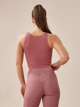 Top deportivo gris oscuro, de tejido acanalado, corte ajustado y cuello redondo.