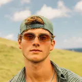 Lentes de sol Sunski modelo Bianca, con marco de plástico color verde grisáceo y lentes marrones degradé.