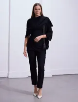 Pashmina de gasa negra con apliques de brillos.