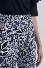Pantalón de gabardina con estampado floral en tonos azul, blanco y negro.