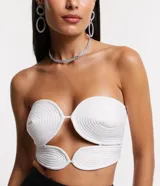 Top cropped blanco de crepé, sin breteles, con busto redondeado y cutout delantero.