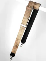Correa ajustable para cartera confeccionada en cuero, con diseño pintado a mano en tono beige con textura moteada y reverso en cuero liso color marrón. Incluye herrajes metálicos plateados.