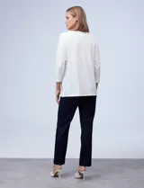 Blusa blanca de tejido elastizado marca Ruby Rd. Tiene escote redondo con aplique metálico y mangas 3/4.