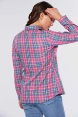 Camisa de manga larga con diseño de cuadros en tonos de rosa, azul y amarillo, con cuello camisero y corte slim fit.