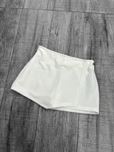 Short pollera blanco de tiro alto.
