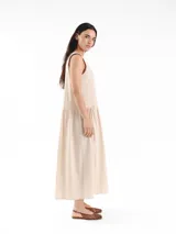 Vestido largo sin mangas, de corte amplio y relajado, con estampa a cuadros, escote redondo y falda fruncida. Cuenta con detalles de costura a contratono en las sisas y logo frontal.