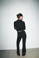 Pantalón de tiro alto color marrón, con cintura elástica y bajo acampanado (flare).