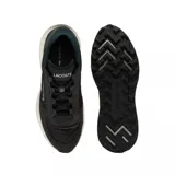 Championes Lacoste modelo Elite Active Evo, color negro con detalles en verde oscuro y suela blanca. Diseño deportivo con paneles de tela y refuerzos de gamuza, logo de la marca en el lateral y en la lengüeta.