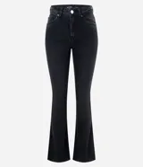 Pantalón de jean corte bootcut, color negro, con tiro alto, trabillas en la cintura, cierre de botón y bolsillo reloj.