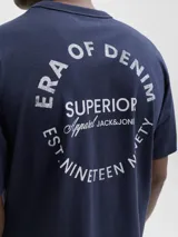 Remera azul marino de manga corta con cuello redondo y pequeño estampado en el pecho con la leyenda "Denim Attitude".