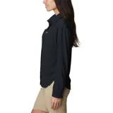 Camisa de manga larga Columbia modelo Silver Ridge Utility, color negro, con bolsillos en el pecho y cierre frontal con botones.
