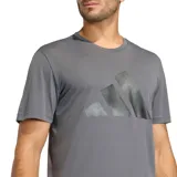 Remera deportiva Adidas de manga corta, color gris, con cuello redondo y logo de la marca estampado en el pecho con un diseño gráfico texturizado.