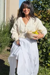 Falda larga de corte amplio y fluido, confeccionada en algodón blanco con doble forro. Presenta una cintura elástica cómoda y un diseño minimalista y versátil.