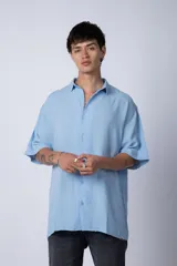 Camisa de manga corta con cuello cubano, confeccionada en fibrana premium. Presenta un corte oversize y cierre frontal con botones al tono.