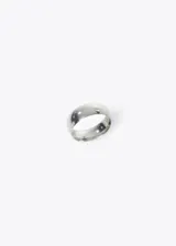 Anillo liso de acero quirúrgico hipoalergénico, de 8mm de ancho.