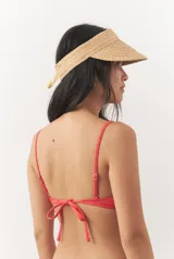 Top de bikini negro con textura, triángulos fijos, breteles finos regulables y aro a tono en el centro. Cuenta con forro interior y copas desmontables.