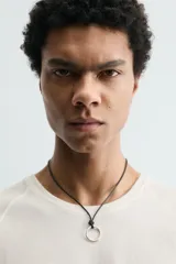 Camiseta tank gris con efecto lavado, de corte relajado, cuello redondo y manga raglán sisa.