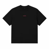 Remera oversize negra de 100% algodón, con cuello redondo, manga corta y estampado frontal y dorsal en color rojo con la frase "OBSESSION The process made me.".