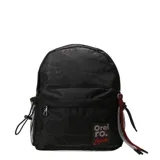 Mochila urbana negra con diseño de costuras geométricas en relieve. Presenta un bolsillo frontal con cierre, bolsillos laterales de red y un parche decorativo con la inscripción 'Oreiro Love'. Incluye tiradores de cierre con cordones trenzados en tonos rojo, blanco y negro.