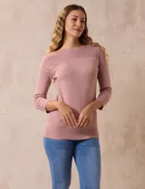 Buzo color rosa de tejido combinado con detalle de botones en las mangas y cuello redondo.