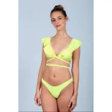 Bikini de dos piezas color amarillo vibrante. El top es de estilo triángulo con volados en los breteles y tiras largas para atar cruzadas alrededor del torso. La bombacha es de corte tanga (cola less) con tiro alto.