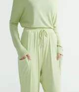 Pantalón saruel color verde menta, de viscosa acanalada con bolsillos laterales, cintura elástica y cordón de ajuste.