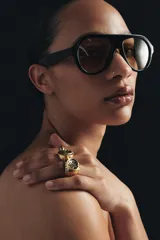 Pack de tres anillos metálicos dorados con aplicaciones de cristales negros. Incluye un anillo fino, un anillo circular con relieve y un anillo tipo sello.