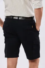 Bermuda cargo de gabardina en color gris oscuro, corte recto, con bolsillos laterales con solapa y cierre de botones y cremallera.