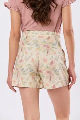 Short de lino con estampa botánica en tonos beige, verde y coral, de tiro alto con cordón ajustable en la cintura y bolsillos laterales.