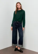 Jersey de punto fino en color verde oscuro, con cuello drapeado y manga larga. Presenta un diseño recto y ligero.