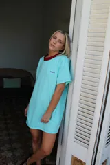 Remerón de corte holgado y diseño oversize, color violeta con cuello redondo en contraste color celeste. Confeccionado en algodón, presenta costuras visibles y un pequeño bordado en el pecho.