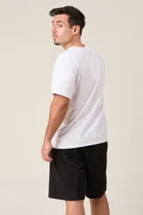 Bermuda de friza color gris melange, de corte suelto, con cintura elástica y cordón de ajuste negro.