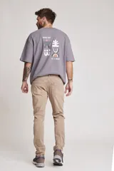 Pantalón de jean color beige, corte slim fit, con bolsillos delanteros y traseros.