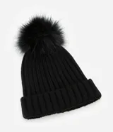 Gorro de punto texturizado color beige con vuelta y pompón de pelo sintético en la parte superior.