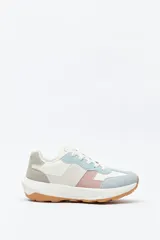 Zapatilla urbana de diseño contemporáneo con capellada que combina paneles de diferentes texturas en color negro, ajuste con cordones y suela robusta de color blanco.