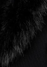 Cardigan de punto acanalado color negro, con cuello en V y detalle de pelo sintético en el cuello. Presenta cierre frontal con botones, diseño entallado y manga larga.