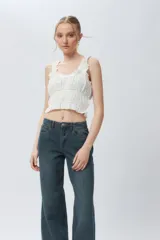 Top blanco sin mangas, elastizado y texturizado.