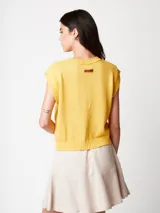 Chaleco de punto color verde lima con diseño de trenzas.