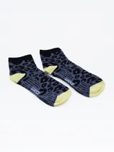 Par de medias cortas con estampado animal print en tonos grises y negro, con puntera y talón en amarillo.