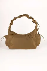 Cartera de hombro Daniel Cassin modelo Orren, de color verde seco. Cuenta con diseño fruncido en el asa, bolsillos laterales con cordón ajustable y cierre superior.