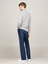 Cárdigan de punto color gris melange, confeccionado en mezcla de algodón y cachemira. Presenta cuello alto, cierre frontal de cremallera y el logo de Tommy Hilfiger bordado en el pecho.